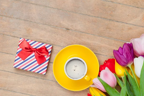 Lindo regalo y tulipanes coloridos — Foto de Stock