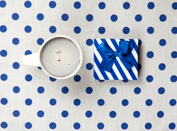 Tazza di caffè e regalo carino — Foto Stock