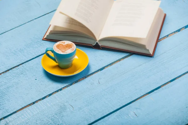 Tazza di caffè e libro aperto — Foto Stock