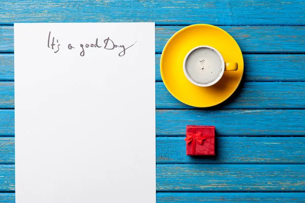 Tazza di caffè e regalo carino — Foto Stock