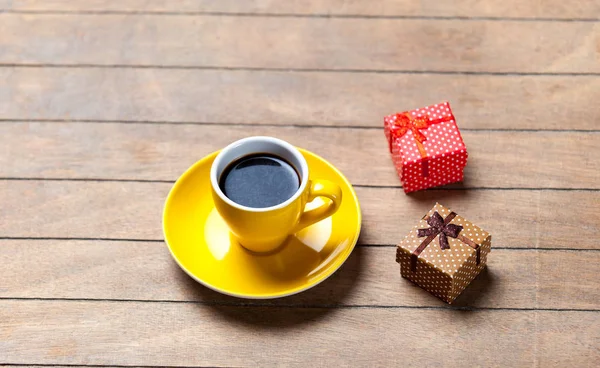 Cup of coffee and cute wrapped gifts — Stock Photo, Image