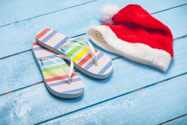 Sandalias de colores y sombrero de Santa Claus —  Fotos de Stock