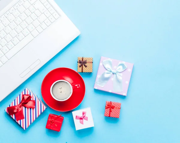 Laptop en kopje koffie — Stockfoto