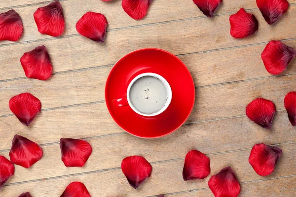 Xícara de café e pétalas de rosa secas — Fotografia de Stock