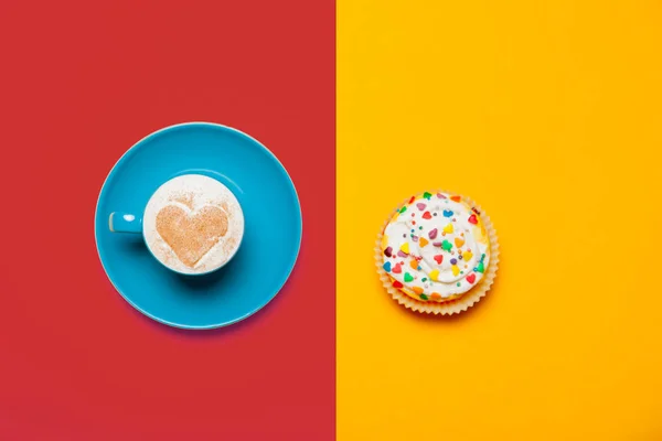 Cup of coffee and cupcake — Stock Photo, Image