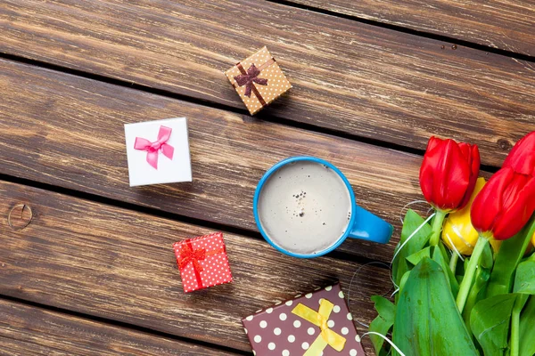 Słodkie prezenty i filiżankę kawy — Zdjęcie stockowe