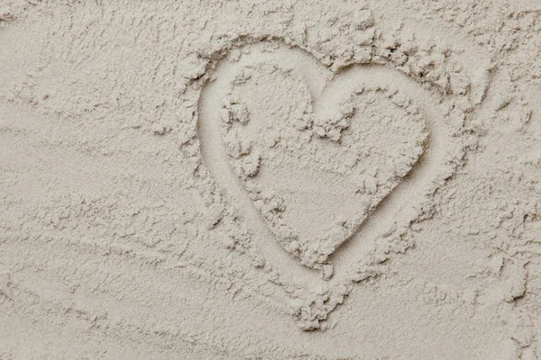 Серцеподібний малюнок на піску — стокове фото