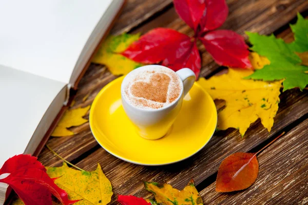 Kopje koffie en herfstbladeren — Stockfoto