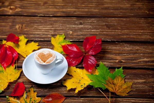 Bir fincan kahve ve sonbahar yaprakları. — Stok fotoğraf