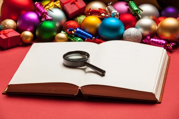 Notebook with magnifying glass — Stock Photo, Image