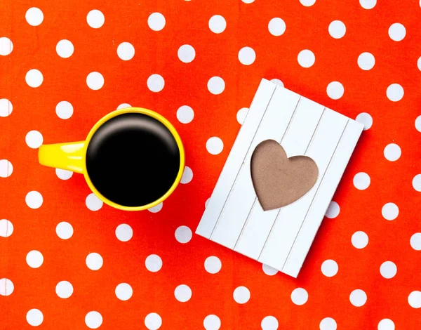 Kopje koffie en leuke briefkaart — Stockfoto