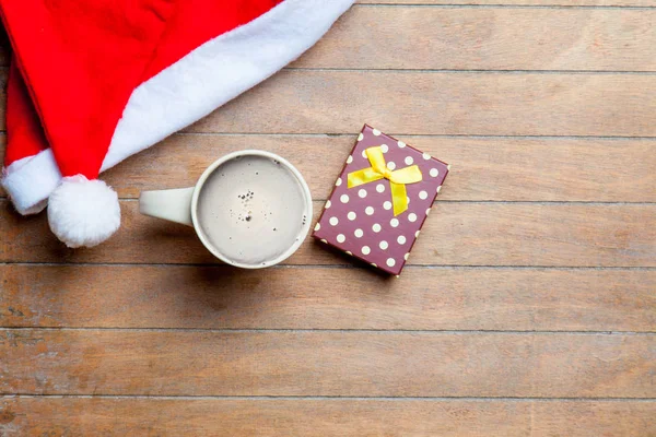 Taza de café, regalo y sombrero de Santa Claus —  Fotos de Stock