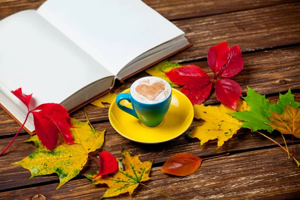 Bir fincan kahve ve sonbahar yaprakları. - Stok İmaj