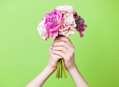 Erkek holding çiçek eller