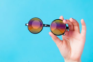 El holding güneş gözlüğü 