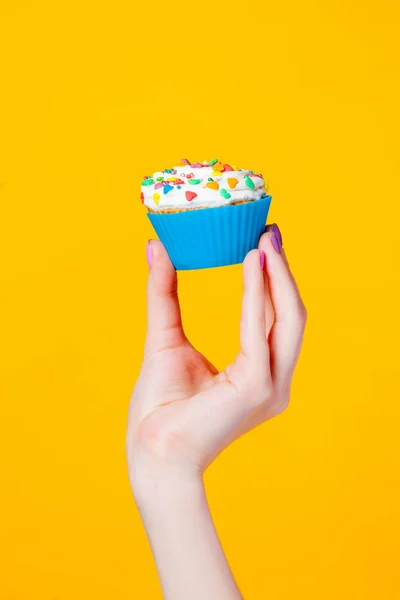 Female hand holding cupcake — Stock Photo, Image