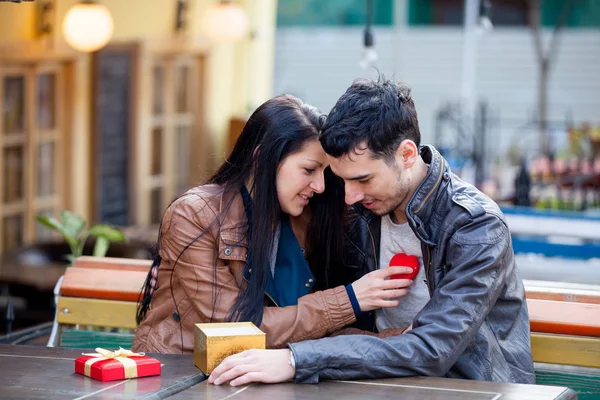 Linda pareja con corazón en forma de juguete — Foto de Stock