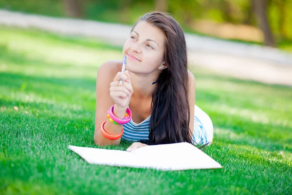 Fille sur l'herbe et la pensée — Photo