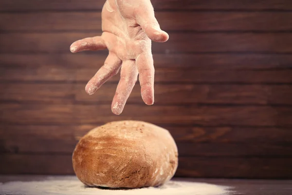 Mano masculina sobre pan de pan —  Fotos de Stock