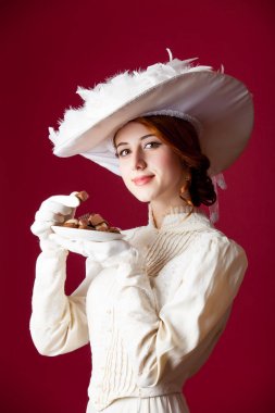 tabak dolusu ile vintage elbiseli güzel genç kadın fotoğrafı 