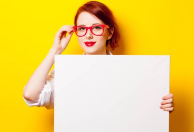 boş poster wonde üzerinde tutan güzel genç kadın fotoğrafı