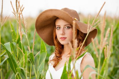büyüyen buğday duran güzel genç kadın fotoğrafı