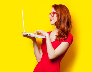 dizüstü bilgisayar üzerinde harika y tutan güzel genç kadın fotoğrafı