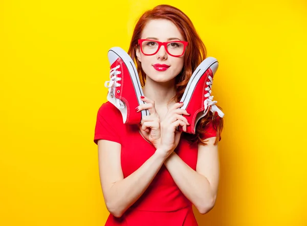 Foto av vacker ung kvinna med röd joggingskor på fö — Stockfoto
