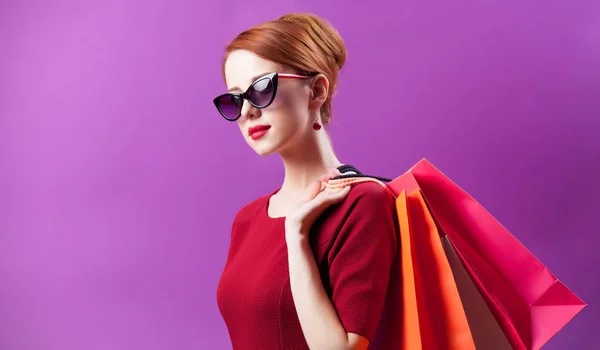 Foto de la hermosa mujer joven con bolsas de compras de colores en th —  Fotos de Stock