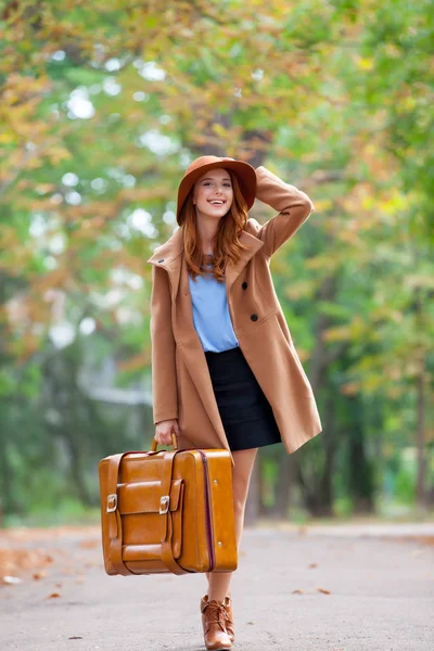 Foto van mooie jonge vrouw met koffer op de prachtige au — Stockfoto