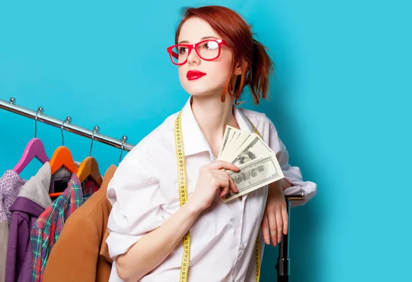 Foto av vacker ung kvinna med centimeter och pengar nära cl — Stockfoto