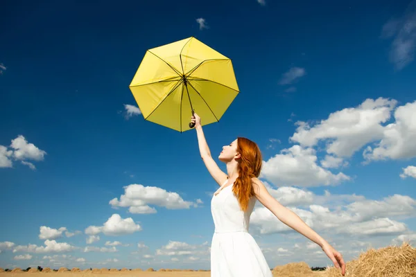 Фото красивої молодої жінки з парасолькою на чудовій скі — стокове фото