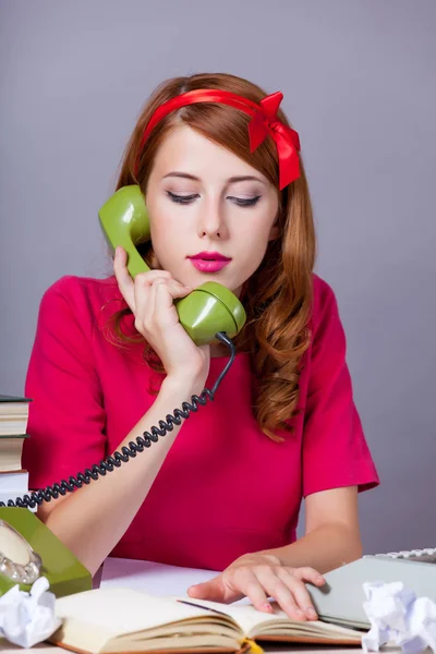 Foto der schönen jungen Sekretärin am Telefon auf dem w — Stockfoto