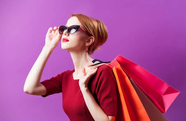 Gyönyörű fiatal nő, színes bevásárló táskák, a th-fotó — Stock Fotó