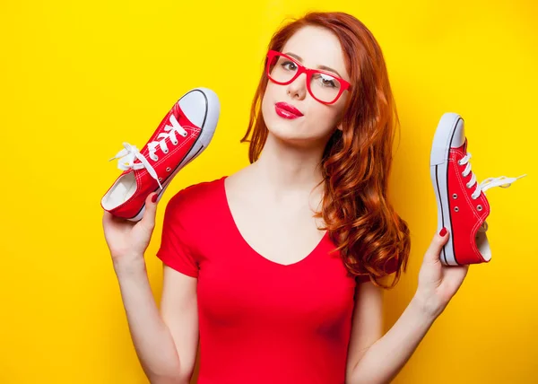 Foto de una hermosa mujer joven con zapatos de goma rojos en el wonderfu —  Fotos de Stock