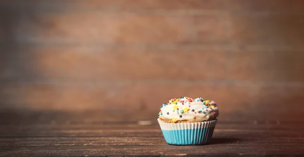 Photo de délicieux gâteau glacé sur le merveilleux bac en bois brun — Photo