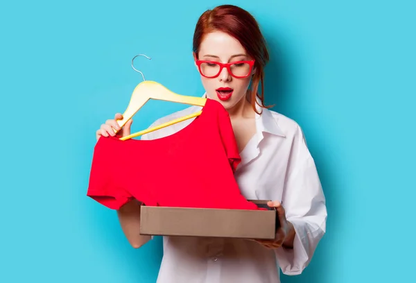 Foto der schönen jungen Frau mit Hemd auf Kleiderbügel unter Box auf — Stockfoto