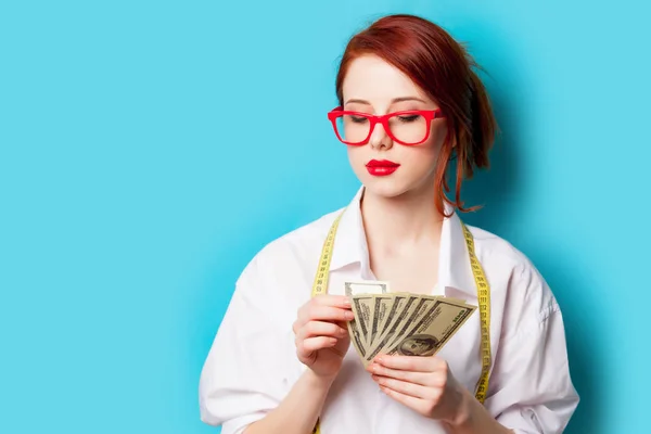 Foto van mooie jonge vrouw met geld en centimeter op de — Stockfoto