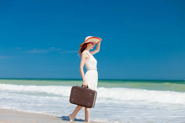 Foto de la hermosa mujer joven de pie con la maleta en el won —  Fotos de Stock