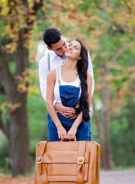 Photo de mignon couple tenant valise et baisers sur la merveille — Photo