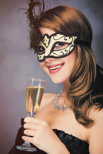Champag のワイングラスとマスクの美しい若い女性の写真 — ストック写真