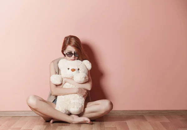 Foto der schönen jungen Frau umarmt Teddybär und sitzt ne — Stockfoto