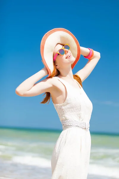 Foto de bela jovem mulher de pé sobre o bac mar maravilhoso — Fotografia de Stock