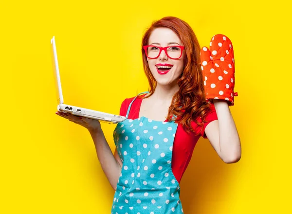 Foto av vacker ung kvinna med Grytlapp och laptop på den — Stockfoto