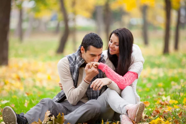 Foto del hombre guapo besando su mano de mujer en la maravillosa au —  Fotos de Stock