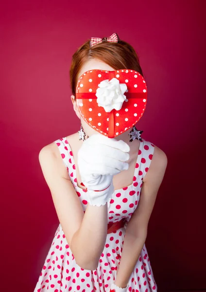 Foto de bela jovem mulher em vestido pontilhado vintage com bonito — Fotografia de Stock