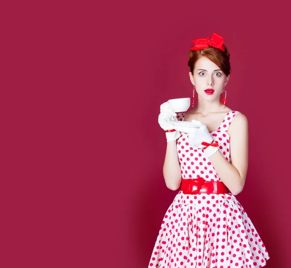 Foto de hermosa mujer joven en vestido de puntos vintage con taza — Foto de Stock