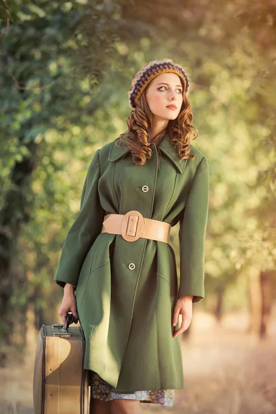 Foto av vacker ung kvinna med resväska på Fantastiskt tr — Stockfoto