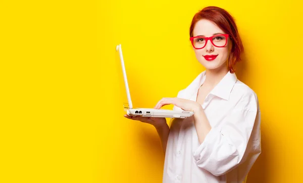 Foto de bela jovem segurando laptop no maravilhoso y — Fotografia de Stock