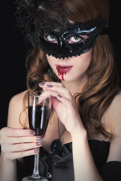 Foto di bella giovane donna in personaggio vampiro con vetro o — Foto Stock